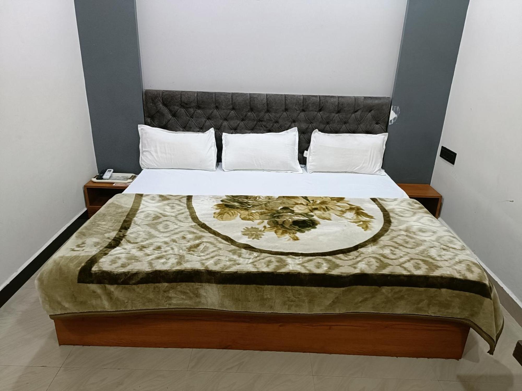 Hotel Shreem Ujjain Exteriör bild