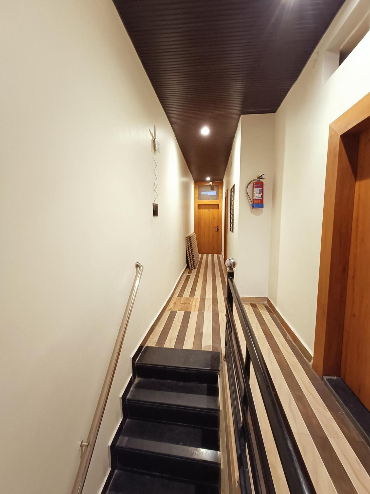 Hotel Shreem Ujjain Exteriör bild
