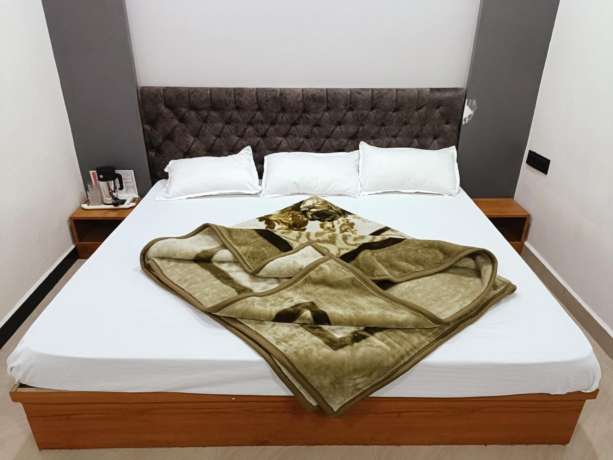 Hotel Shreem Ujjain Exteriör bild