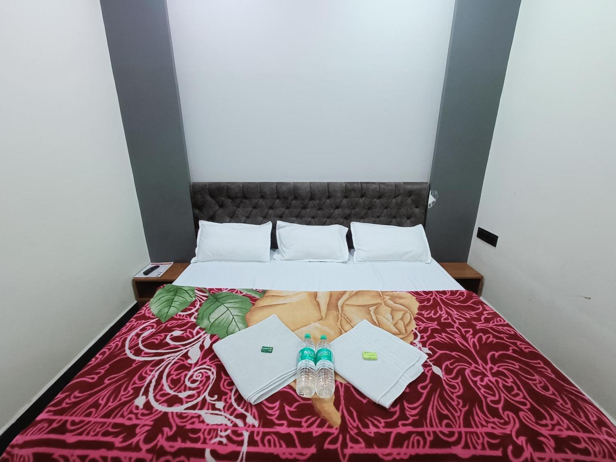 Hotel Shreem Ujjain Exteriör bild